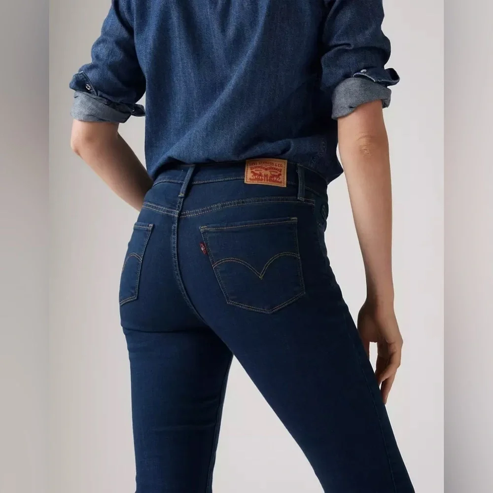 Levi’s 315 Shaping Bootcut in Dark Wash size 28